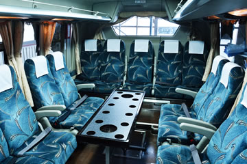 大型観光バス：内観サロン席の写真